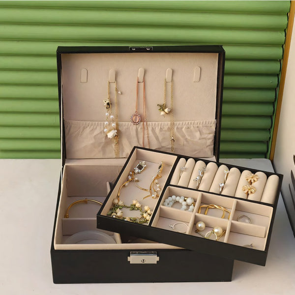 Box of jewelry - Black